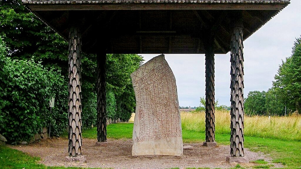 Rökstenen vid Röks kyrka i Östergötland. Foto: Public Domain