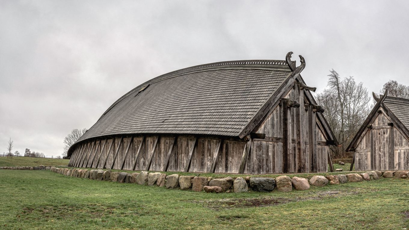 Den återskapade hall vars ”original” man funnit spår efter i Lejre. Hallen var när det begav sig 650 kvadratmeter; över 60 meter lång och 12 meter bred. Foto: Stig Alenas/Shutterstock