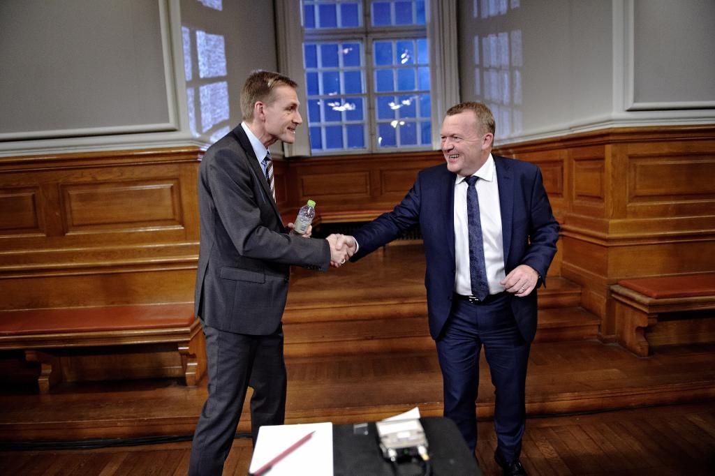 Kristian Thulesen Dahl (t v) leder Danskt Folkeparti och stöder statsminister Lars Løkke Rasmussens borgerliga minoritetsregering. Men nu talar SF plötsligt med Socialdemokraterna om regeringssamarbete. Foto: Tariq Mikkel Khan/AP/TT-arkivbild