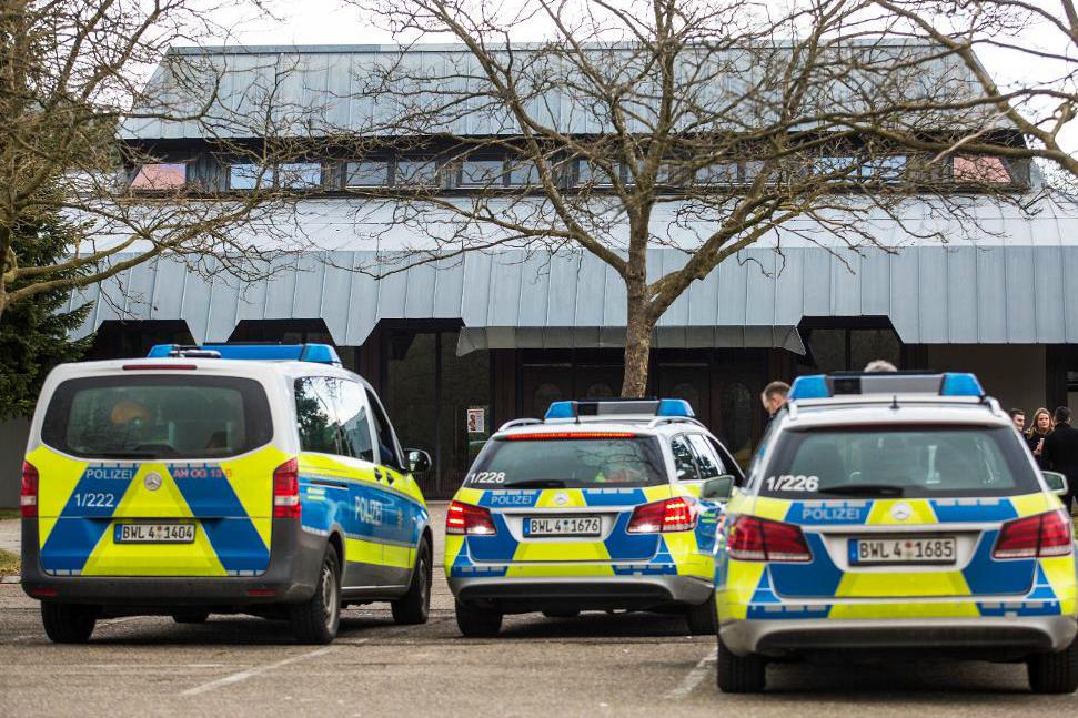 Polisbilar parkerade utanför Rotenfels-hallen i Gaggenau, där mötet skulle ha hållits. Foto: Christoph Schmidt/DPA via AP