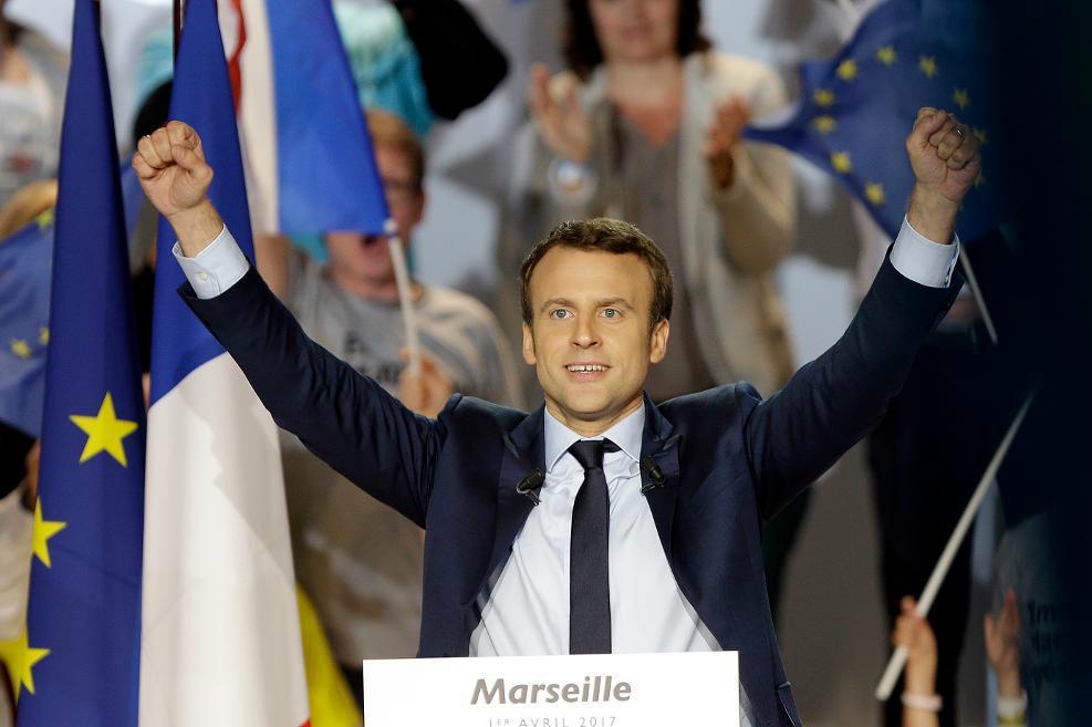 
Den tidigare ekonomiministern Emmanuel Macron leder med knapp marginal över Nationella frontens ledare Marine Le Pen, enligt den senaste opinionsmätningen. Foto: Claude Paris/AP/TT                                            