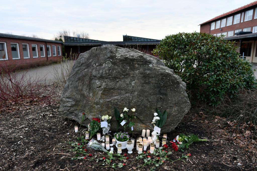 


Blommor och ljus vid Ängskolan i Skene i Marks kommun. Foto: Björn Larsson Rosvall/TT                                                                                                                                    