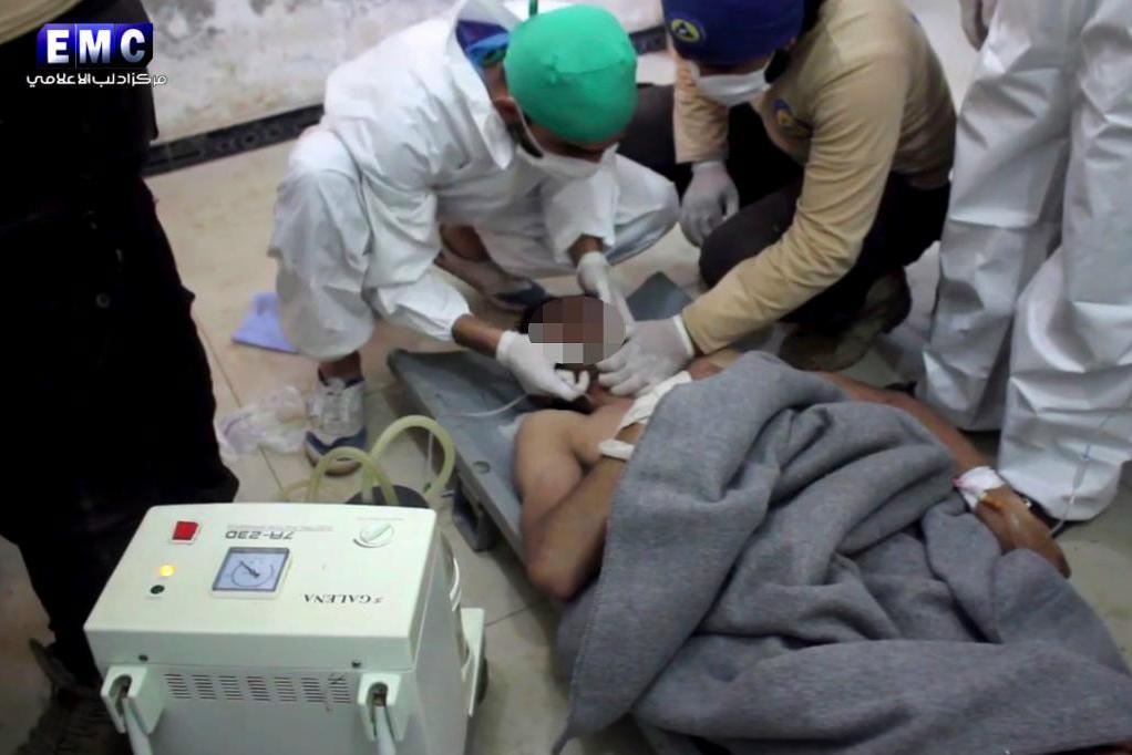 
Ett av offren för attacken i Idlibprovinsen får vård för sina skador i ett tillfälligt sjukhus. Foto:AP/TT                                            