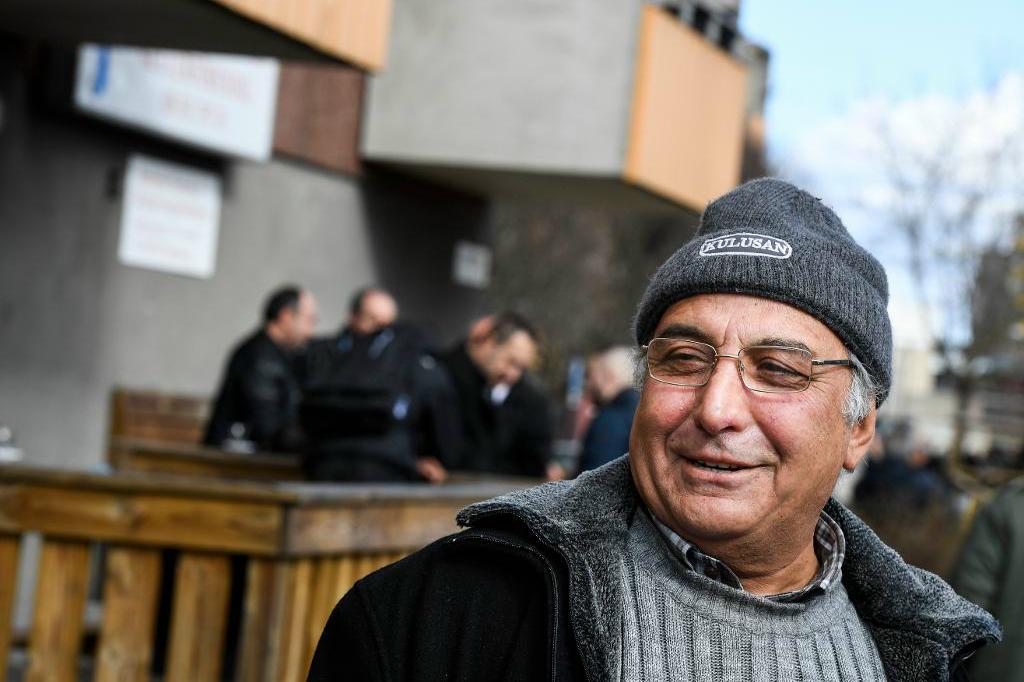 
Pensionären Sukru Baran, från Norsborg, kommer att rösta nej till grundlagsändringen, som han menar skulle innebära enmansstyre i Turkiet. Foto: Pontus Lundahl/TT                                            