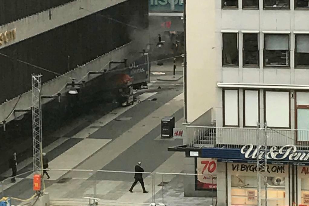 









En lastbil körde in i Åhlens vid Sergels torg. Foto: Andreas Schyman/TT                                                                                                                                                                                                                                                                                                                                                                                                                                                        