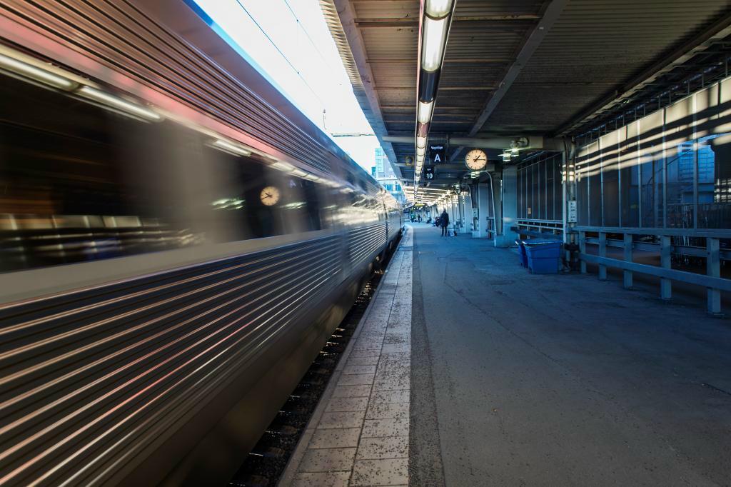 Ett tåg lämnar perrongen på Stockholms central. Arkivbild. Foto: Stina Stjernkvist/TT