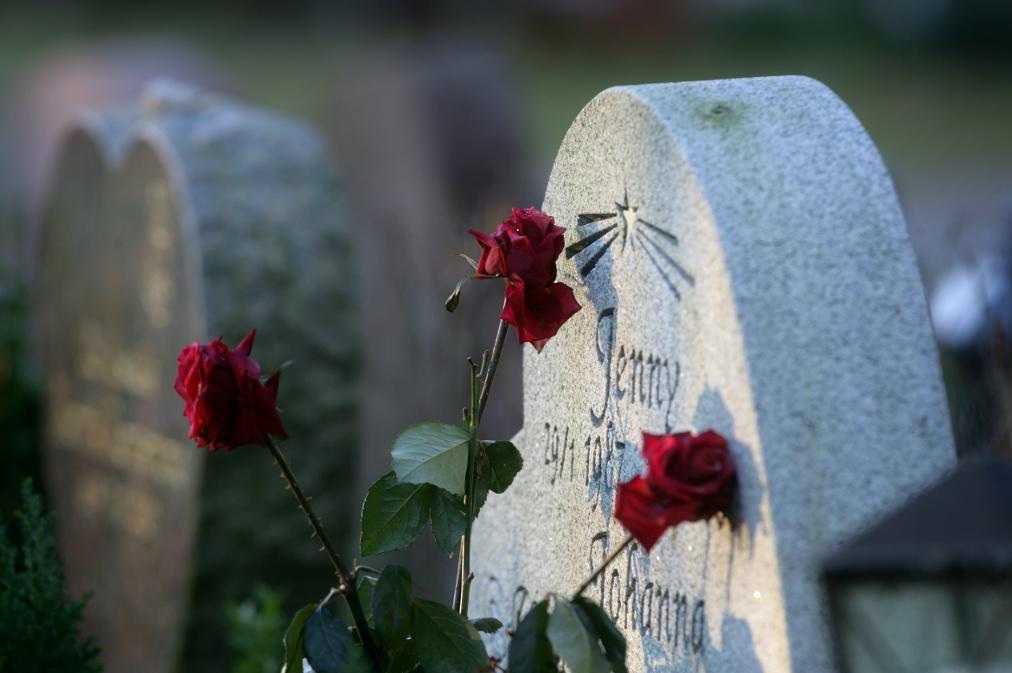 Ett dödsfall resulterar i att vänner och bekanta förs närmare varandra så tillvida att de kommunicerar mer, visar forskning. Foto: Fredrik Sandberg/TT