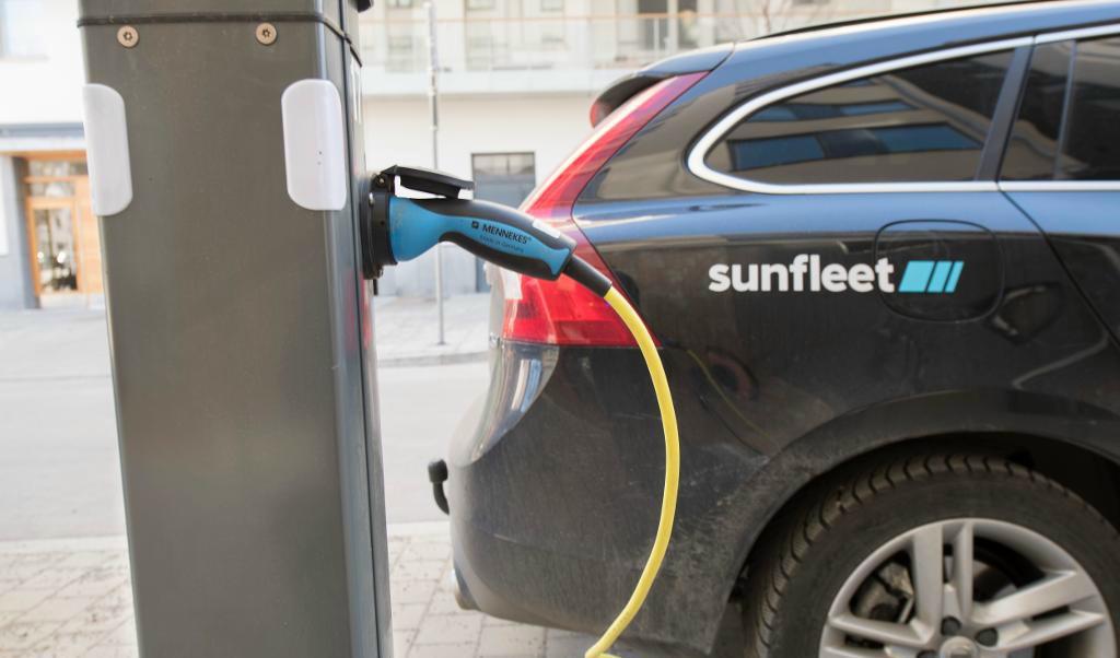 
En majoritet av svenska folket är positiv till förslaget där miljöbilar premieras med en bonus och andra bilar som drivs med fossila bränslen får en höjd skatt, enligt en Sifo-undersökning. Foto: TT-arkivbild                                            