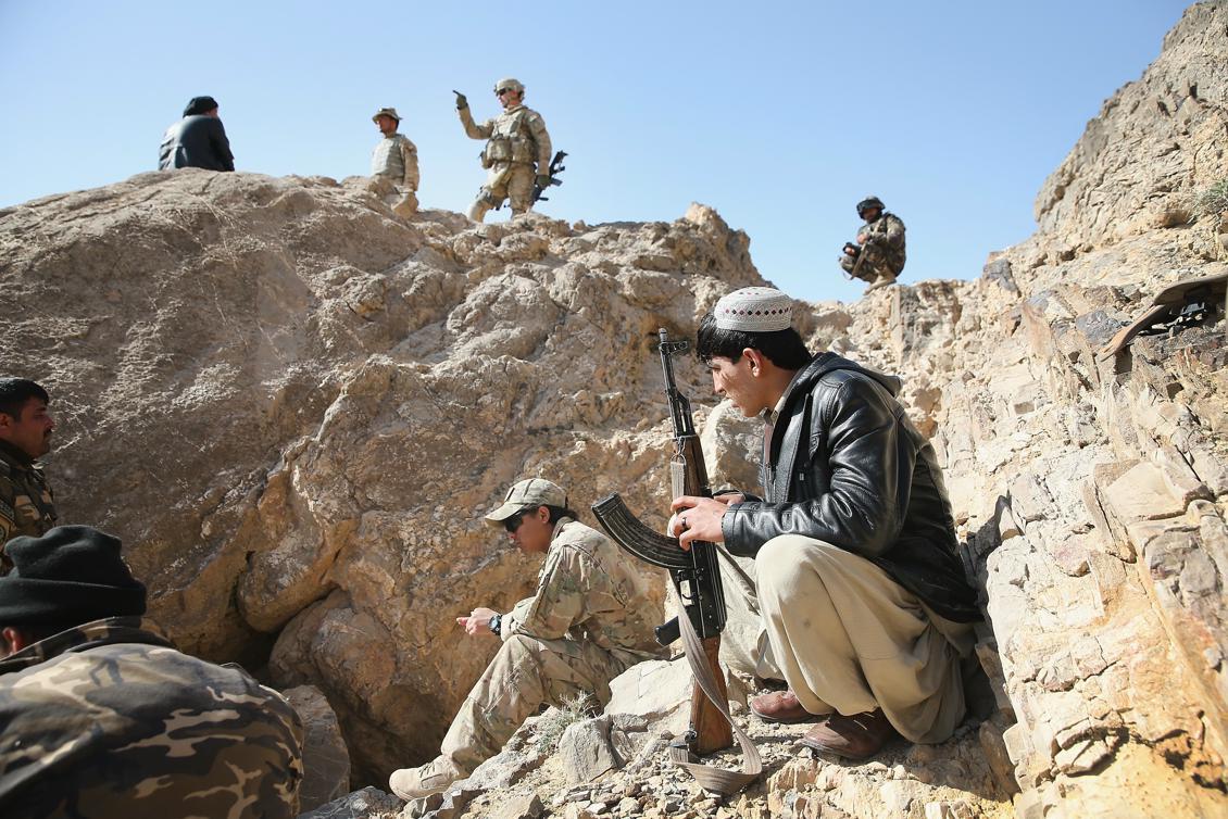 
2014 var amerikanerna på marken och sökte efter vapen i ett grottområde nära Kandahar. Nu har en stor luftburen bomb sprängts. Foto:  Scott Olson/Getty Images)                                            