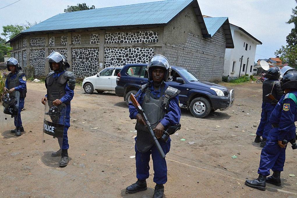 
 FN-utredare anger att 23 massgravar har hittats i Kasai-regionen. Kongolesiska poliser bevakar här en demonstration i Kinshasa. Foto: Mustafa Mulopwe / AFP/Getty Images                                            