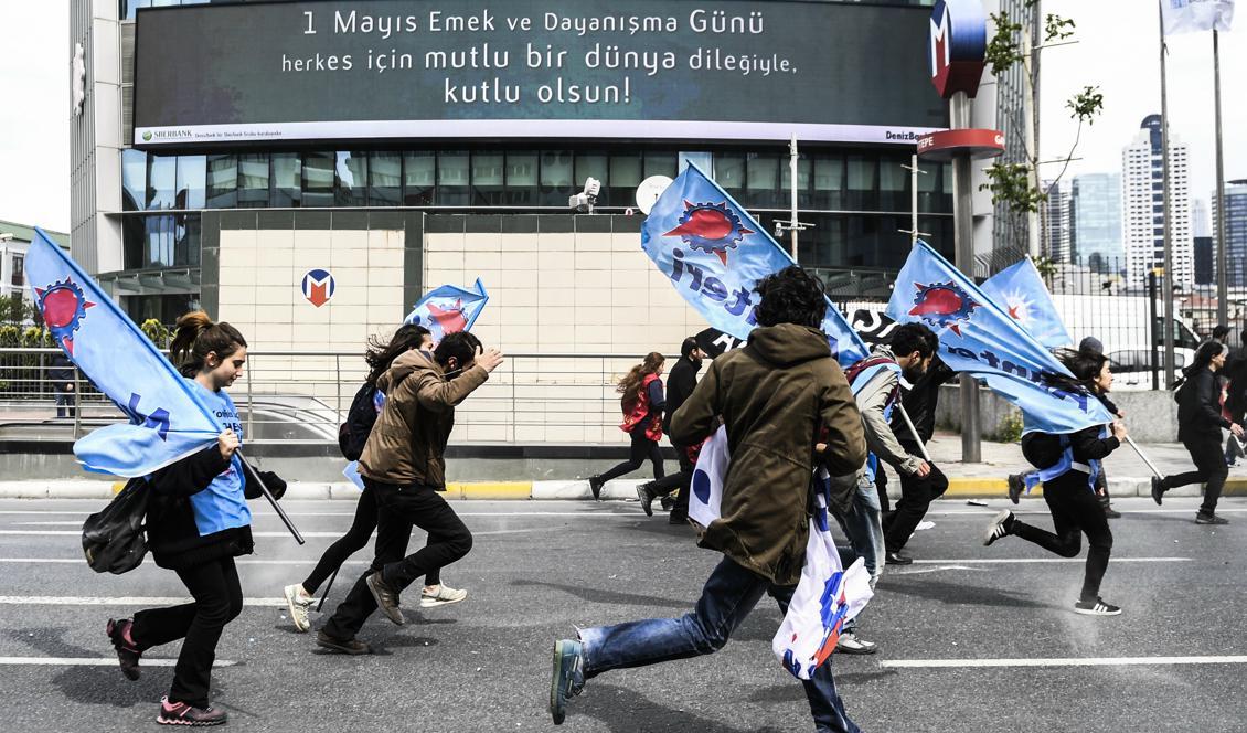 

Turkiska polis förbjöd förstamajtåget att marschera mot Taksim torget, men det följdes inte. Foto: Bulent Kilic/AFP/Getty Images                                                                                        