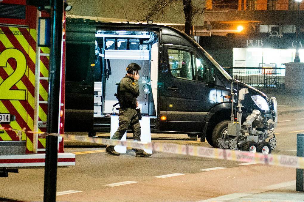 


Norsk polis spärrade på lördagskvällen av ett område i Oslo efter ett bomblarm. Foto: Fredrik Varfjell/NTB Scanpix/AP/TT-arkivbild                                                                                                                                    