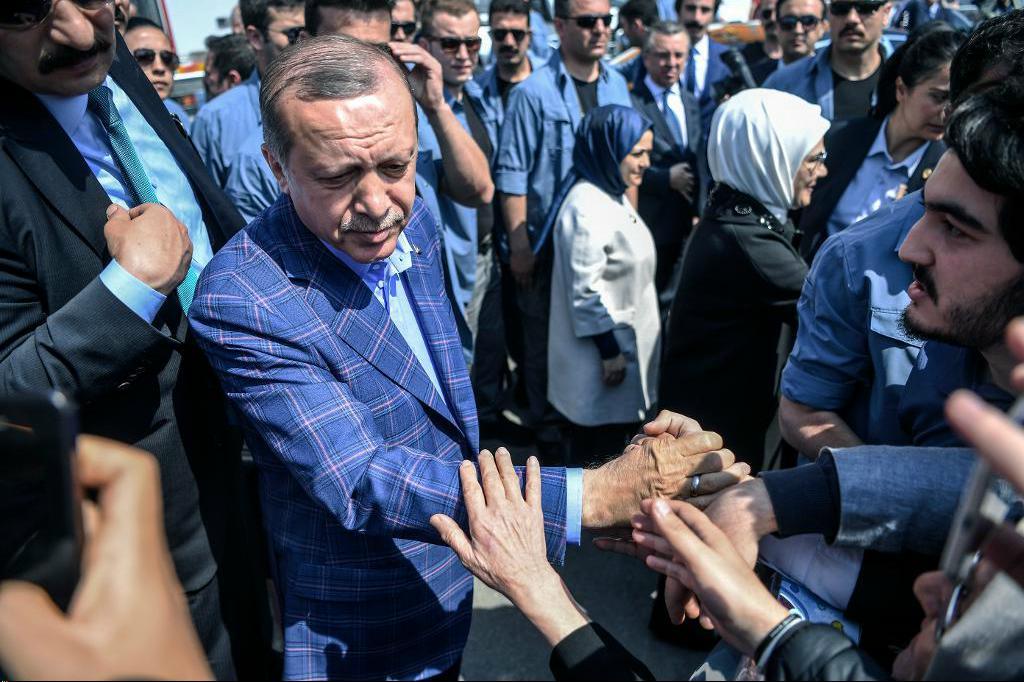 Turkiets president Recep Tayyip Erdogan lämnar valokalen i Istanbul. Foto: AP/TT