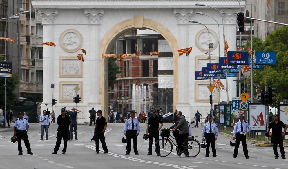 
Poliser på plats vid parlamentet i Skopje efter stormningen av byggnaden i fredags. Foto: Boris Grdanoski/AP/TT                                            