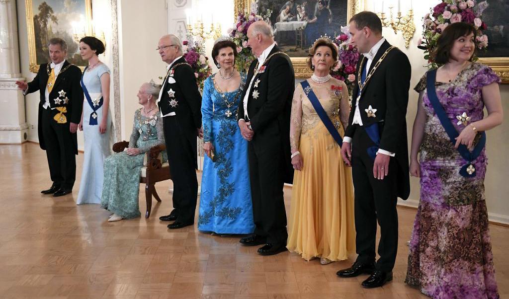 Nordiska kungligheter och presidentpar under kvällens festligheter på slottet i Helsingfors. Sittande bredvid kung Carl Gustaf och drottning Silvia syns Danmarks drottning Margrethe. Längst bort Finlands president Sauli Niinistö med fru Jenni Haukio. Nämast kameran Islands president Gudni Thorlacius Johannesson med maka Eliza Jean Reid, och i mitten Norges kung Harald och drottning Sonja. Foto: Antti Aimo-Koivisto/AP/TT