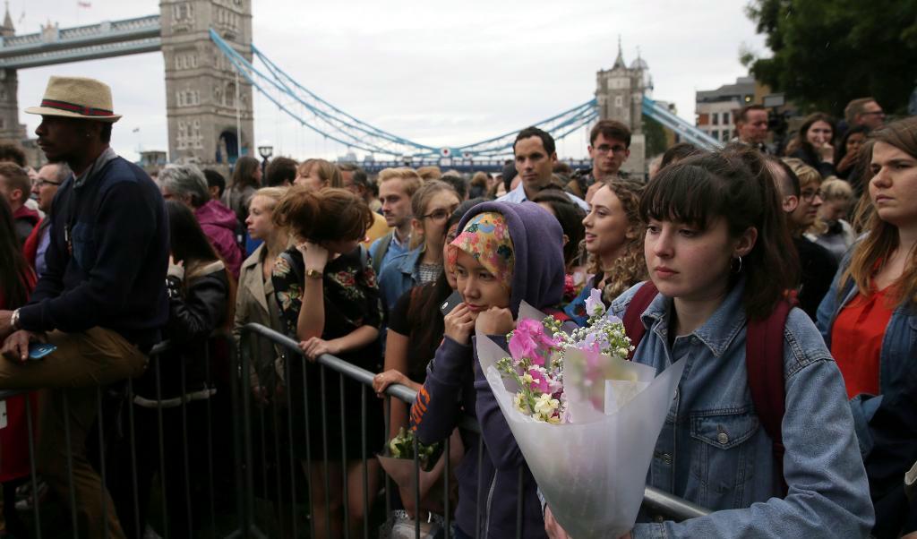 
Folk lämnar blommor för att hedra offren. Foto: Tim Ireland/AP/TT                                            