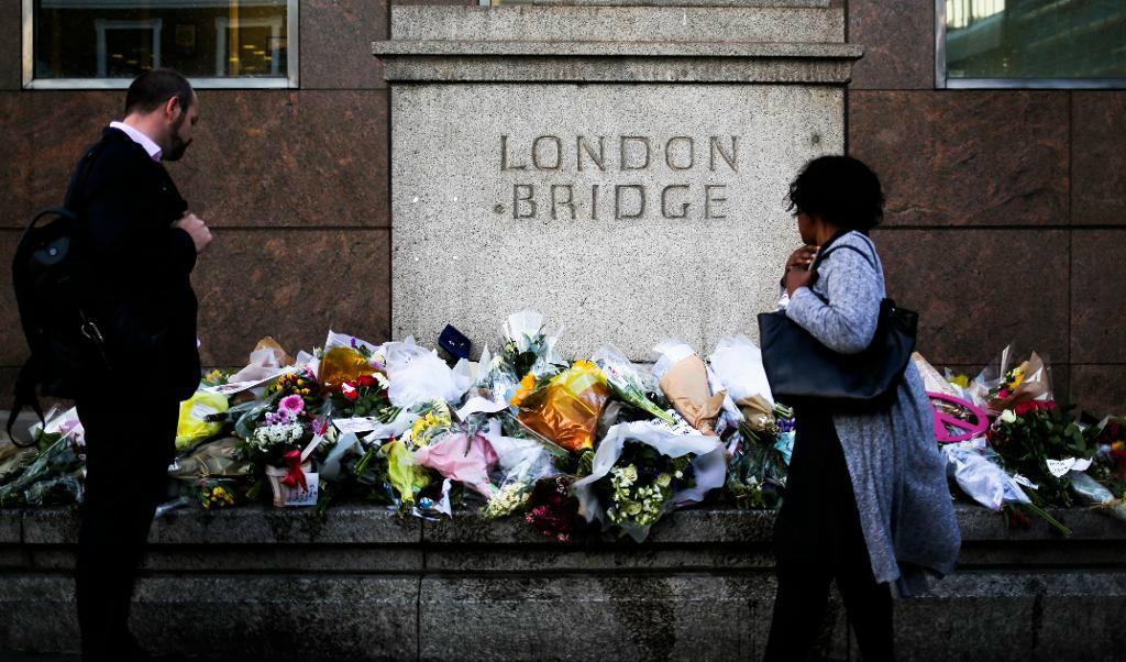 
Blommor vid London Bridge. Foto: Markus Schreiber/AP/TT                                            