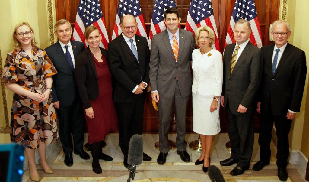 Talmannen i USA:s representanthus Paul Ryan (mitten) omgiven av den nordisk-baltiska delegationen bestående av talmännen (från vänster) Maria Lohela, Finland, Viktoras Pranckietis, Litauen, Unnur Bra Konradsdottir, Island, Urban Ahlin, Sverige, Inara Murniece, Lettland, Olemic Thommessen, Norge samt Eiki Nestor, Estland. Foto: Tomas Enqvist/TT