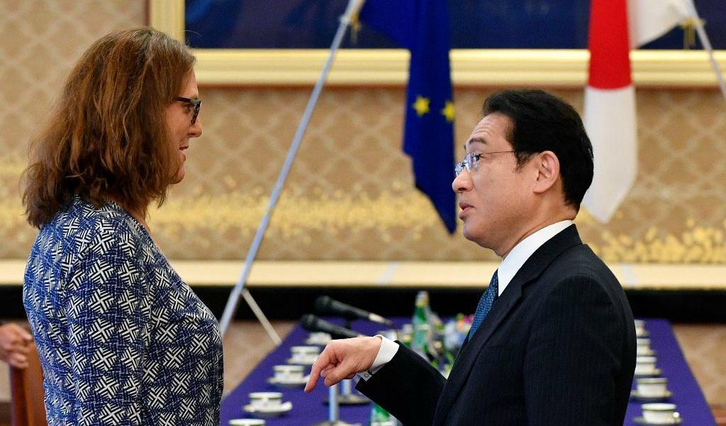 EU-kommissionär Cecilia Malmström och Japans utrikesminister Fumio Kishida på fredagen. Foto:
Franck Robichon/AP/TT