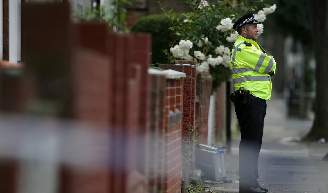 
En polisman håller vakt utanför ett hus i London. Foto: Daniel Leal-Olivas/AFP/Getty Images                                            