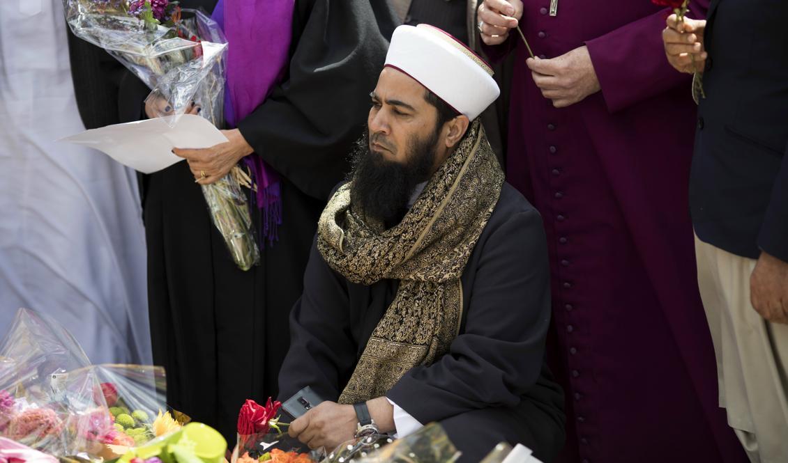 I djupa tankar lägger en Imam blommor på platsen vid terrorattacken. Foto: Dan Kitwood/Getty Images