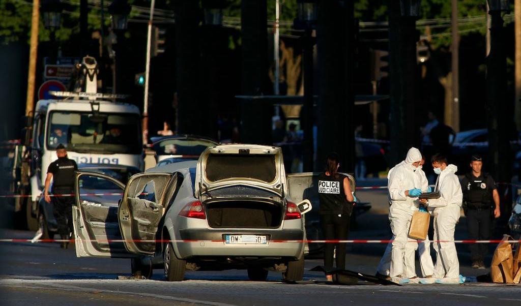 

Fransk polis vid paradgatan Champs-Élysées där en personbil rammade en polisbuss. Föraren, som avled i samband med händelsen, fanns på polisen lista över potentiella säkerhetshot. Foto: Matthieu Alexandre/AP/TT                                                                                        