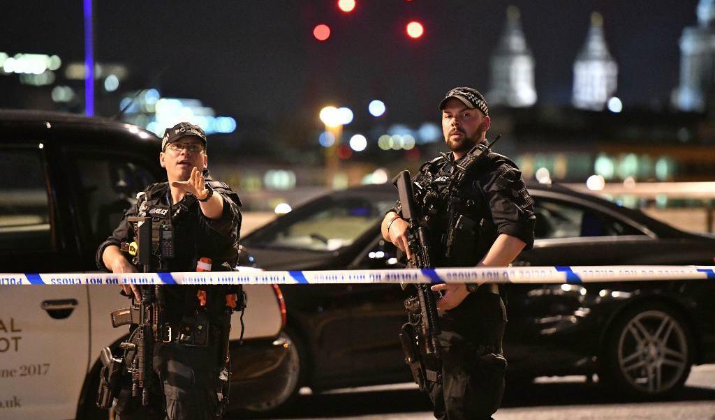 
Beväpnad polis vid London Bridge i centrala London. Foto: Dominic Lipinski/AP/TT                                            