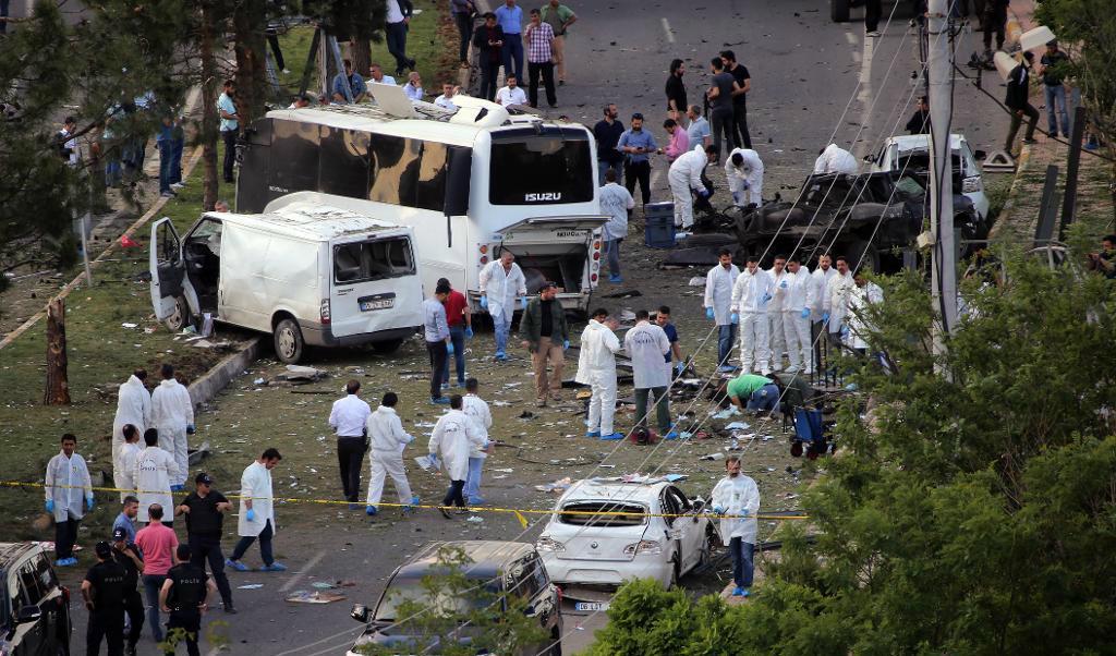 
Ett sprängattentat mot en buss med poliser i staden Diyarbakir i sydöstra Turkiet i maj i fjol. Foto: Mahmut Bozarslan/AP/TT                                            