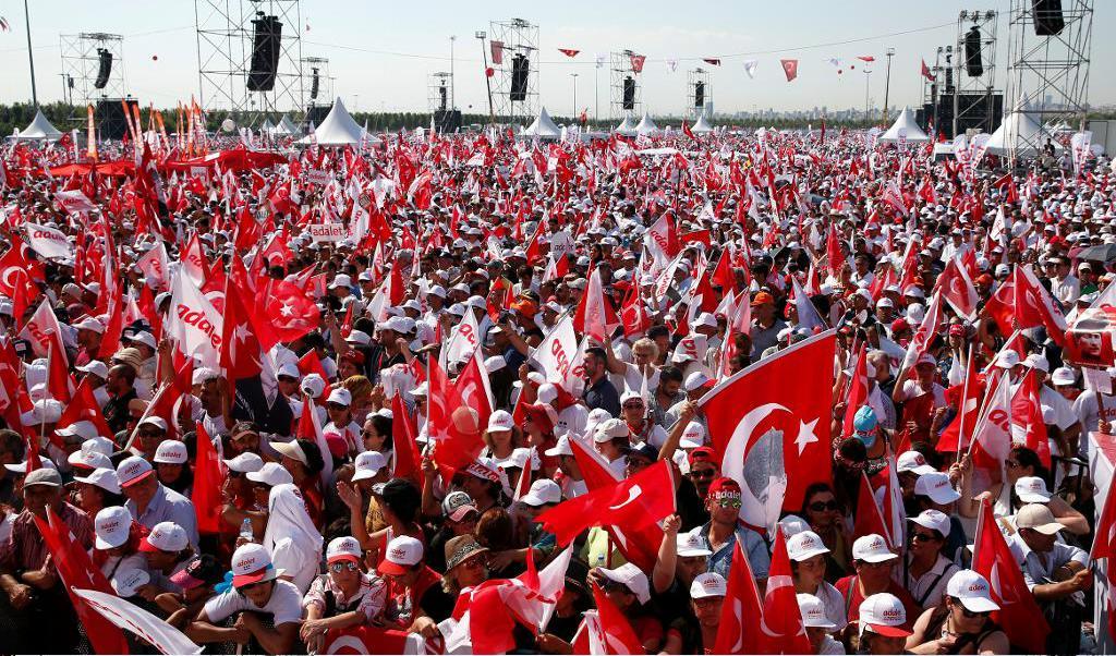 

Bild från gårdagens protestmöte i Istanbul, kulmen på en lång protestmarsch som inleddes i huvudstaden Ankara. Foto: Lefteris Pitarakis/AP/TT                                                                                        