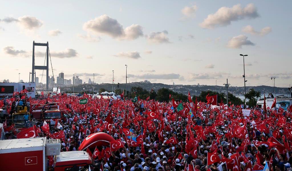 Människor samlas i närheten kring bron i Istanbul som döpts om till 15 juli-martyrernas bro, för att uppmärksamma årsdagen för det misslyckade kuppförsöket. Foto: Emrah Gurel/AP/TT