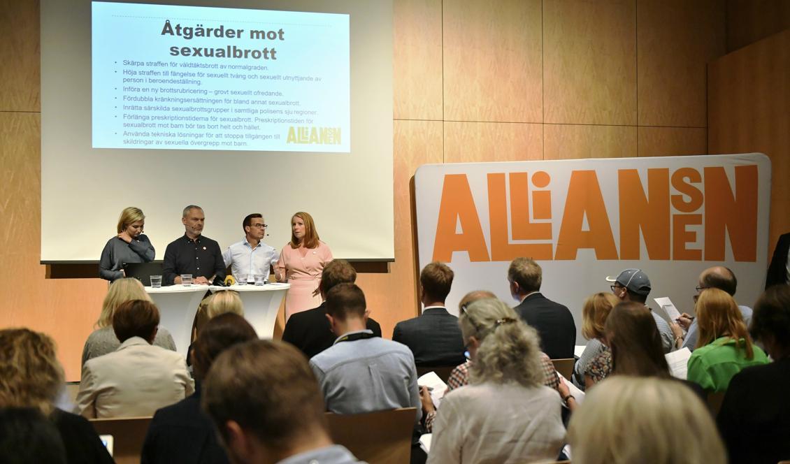 


Alliansen har gemensam pressträff i Almedalen. Ebba Busch Thor, Jan Björklund, Ulf Kristoffersson och Annie Lööf. Foto: Vilhelm Stokstad/TT                                                                                                                                    