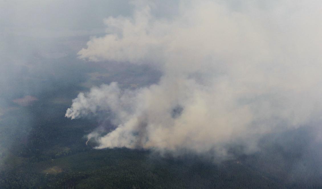 Det varma och torra vädret fortsätter i brandhärjade områden. Foto: Kustbevakningen/TT