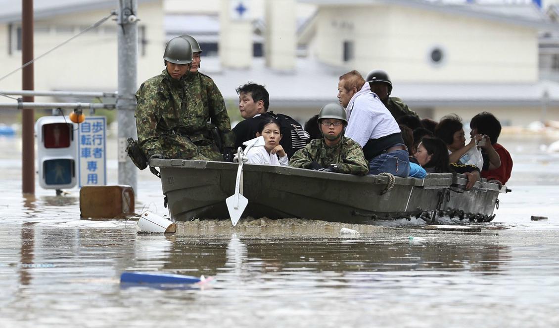 


Japans militär deltar i evakueringen av nödställda i Kurashiki i sydvästra Japan. Foto: Takumi Sato/AP/TT                                                                                                                                    