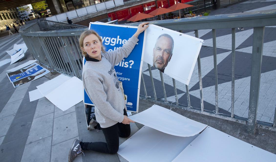 
Anna Törnström från LUF tittar på skadorna från nattens nedrivna valaffischer på Sergels torg i Stockholm. Foto: Fredrik Persson/TT                                            