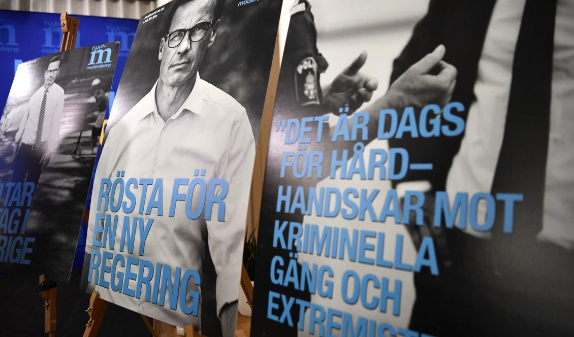 

M:s valaffischer förmedlar budskap om exempelvis språkkrav för medborgarskap, hårdare tag mot kriminella gäng och sänkt skatt för pensionärer. Foto: Erik Simander/TT                                                                                        