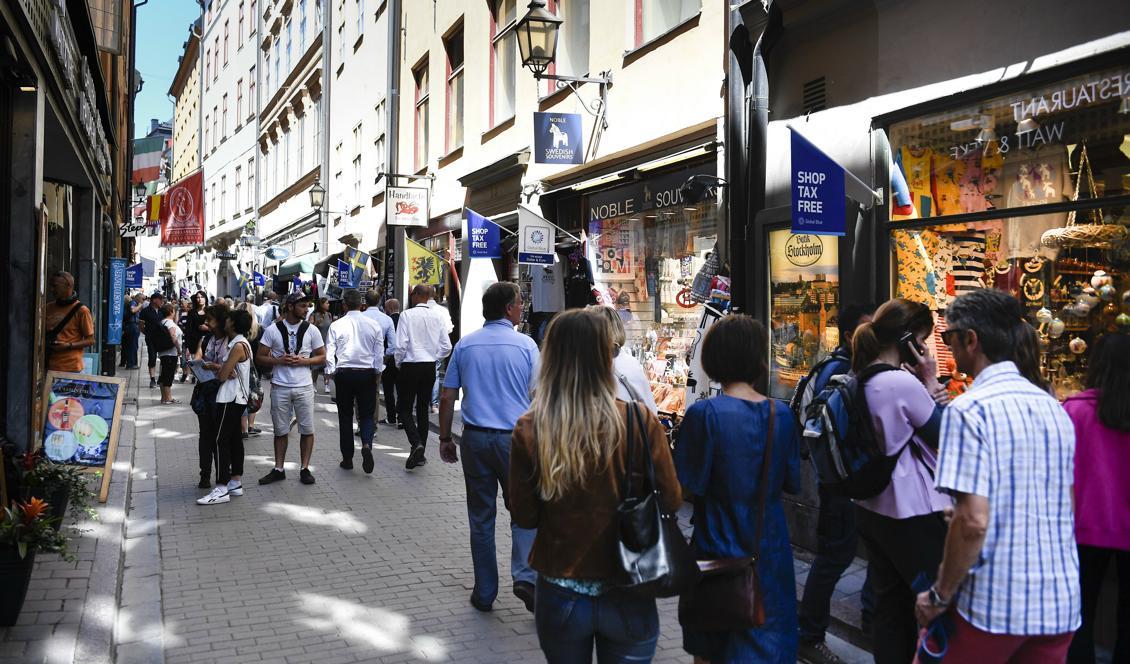 

Shoppande turister är en viktig och ökande intäktskälla för den svenska handeln. Här är Västerlånggatan i Gamla stan i Stockholm. Foto: Pontus Lundahl/TT-arkivbild                                                                                        