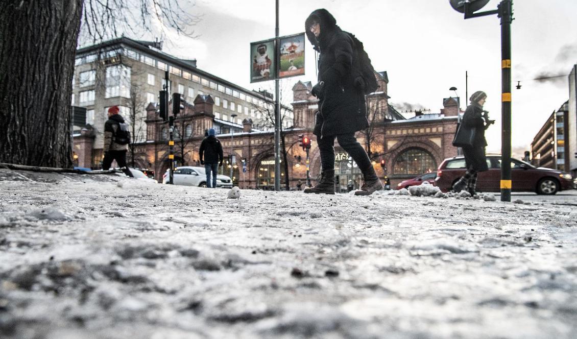 När ishalkan slår till brukar omkring 200 personer komma till vården till följd av olika halkolyckor. Foto: Tomas Oneborg/SvD/TT-arkivbild