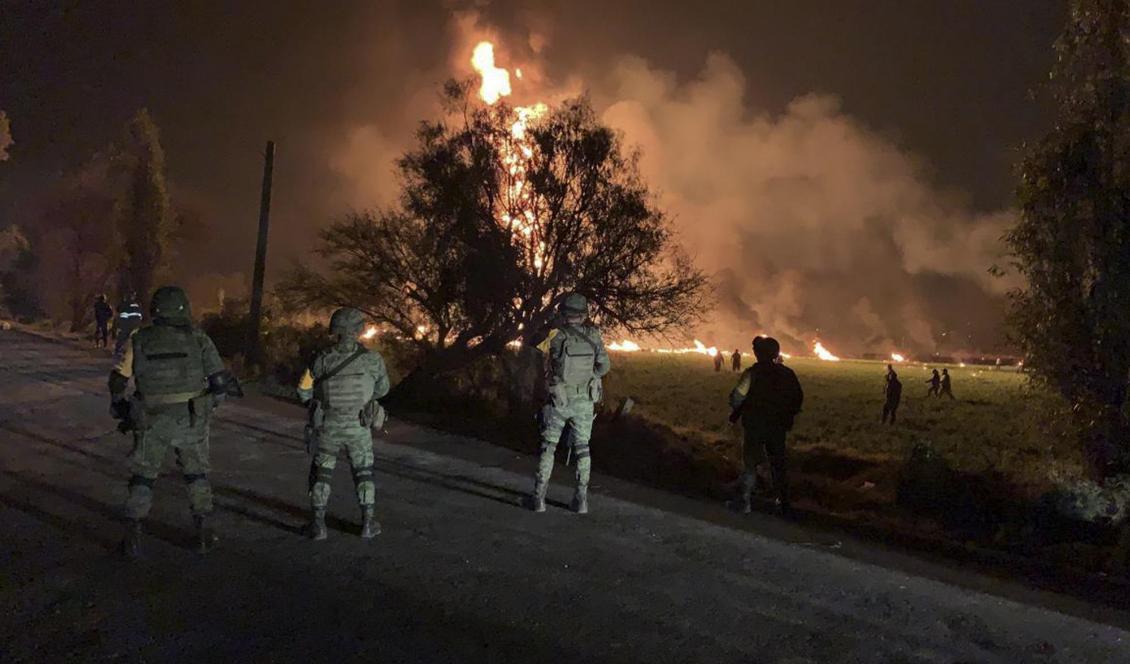 Soldater vaktar området kring explosionen i Tlahuelilpan. Foto: Mexikos försvarsdepartement/AP/TT