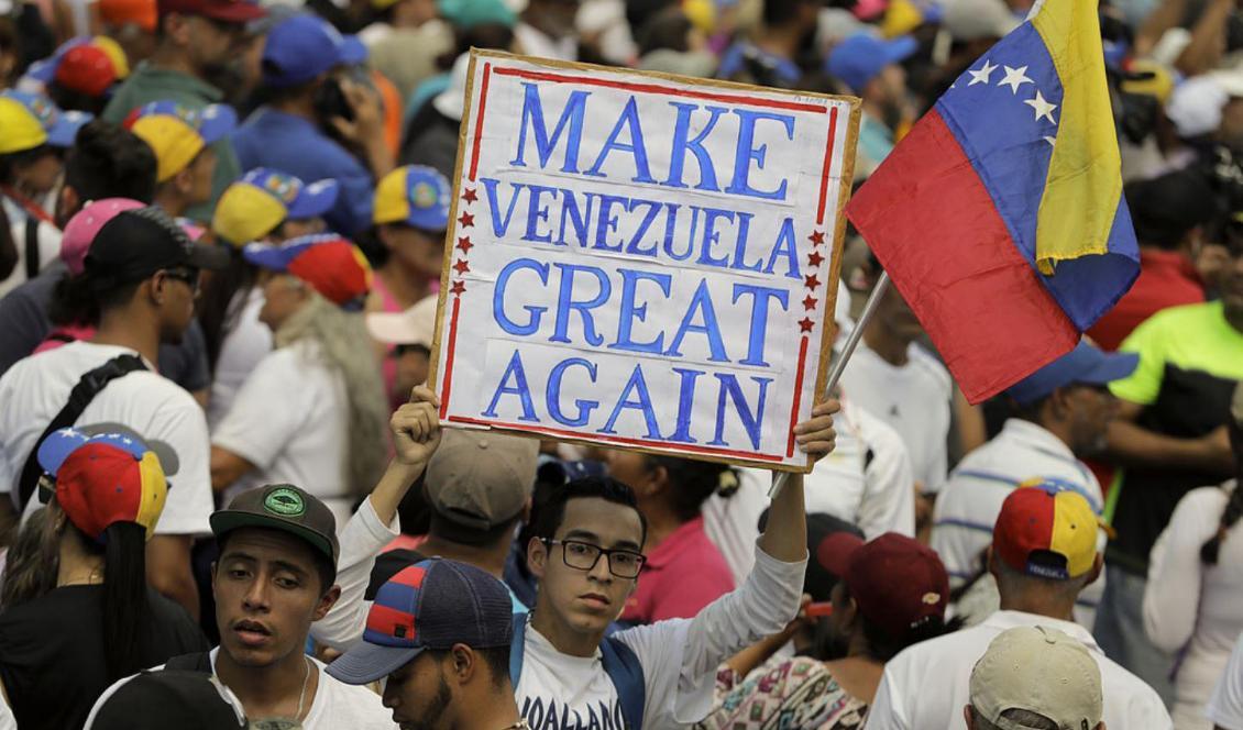 
Anhängare till Venezuelas oppositionsledare Juan Guaidó demonstrerade i huvudstaden Caracas. Foto: Natacha Pisarenko/AP/TT                                                