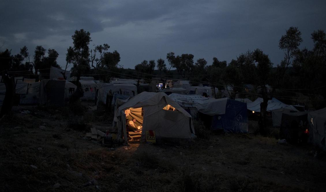 Skymningen faller över flyktinglägret Moria på grekiska ön Lesbos. Foto: Petros Giannakouris/AP/TT-arkivbild