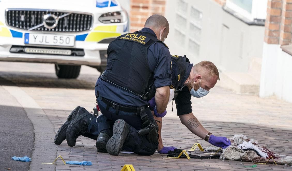 Polisens kriminaltekniker i arbete på den trottoar i centrala Helsingborg där en kvinna utsattes för ett knivdåd. Foto: Johan Nilsson/TT