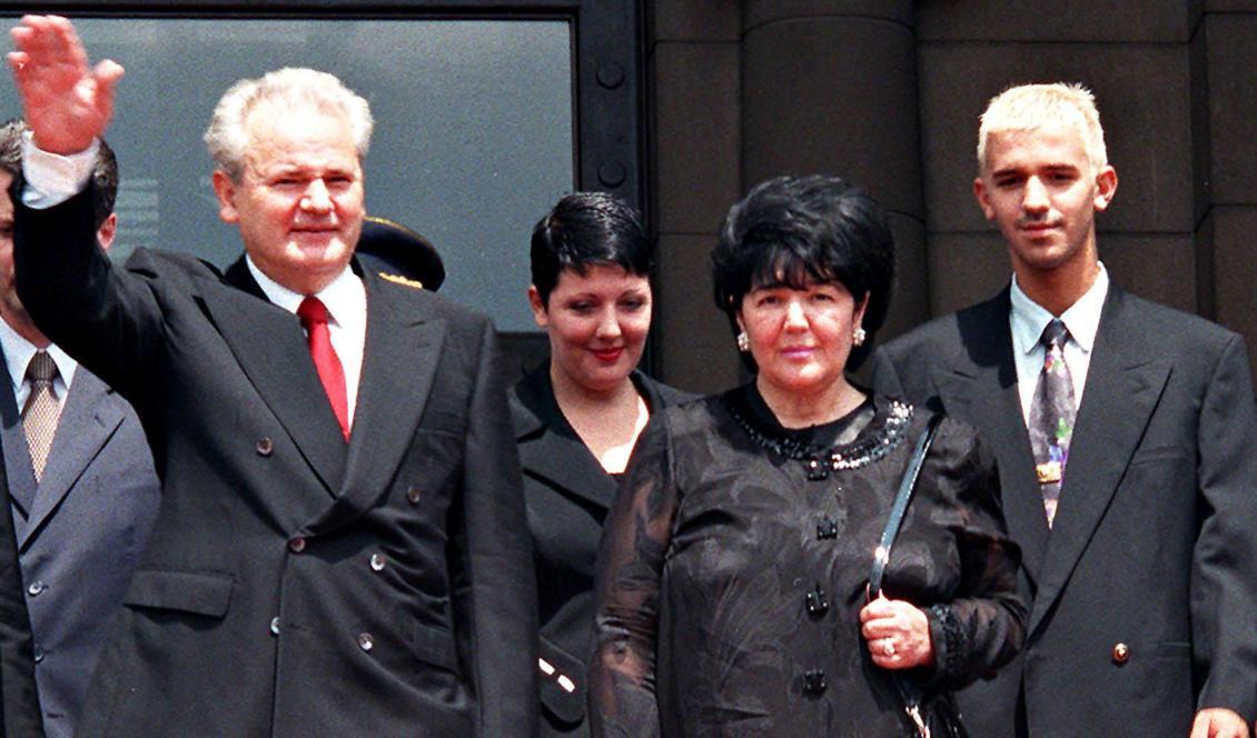 Slobodan Milosevic och frun Mira Markovic, flankerad av sina barn i en bild tagen i juli 1997. Foto: Mikica Petrovic/AP/TT-arkivbild