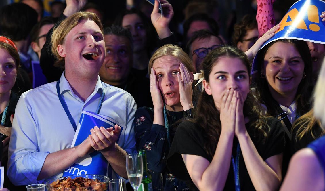 Reaktioner på Liberalernas valvaka på Clarion Hotel i Stockholm då partiet, som i opinionsmätningar legat nära fyraprocentsspärren, får 4,1 procent, enligt en preliminär rösträkning. Foto: Fredrik Sandberg/TT