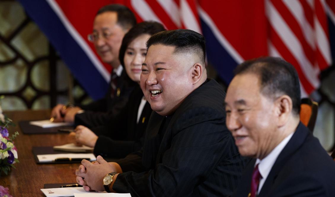 Nordkoreas diktator Kim Jong-Un under toppmötet med Donald Trump i Hanoi i februari. Närmast kameran Kim Yong-Chol, som nu uppges ha satts i arbetsläger. Foto: Evan Vucci/AP/TT