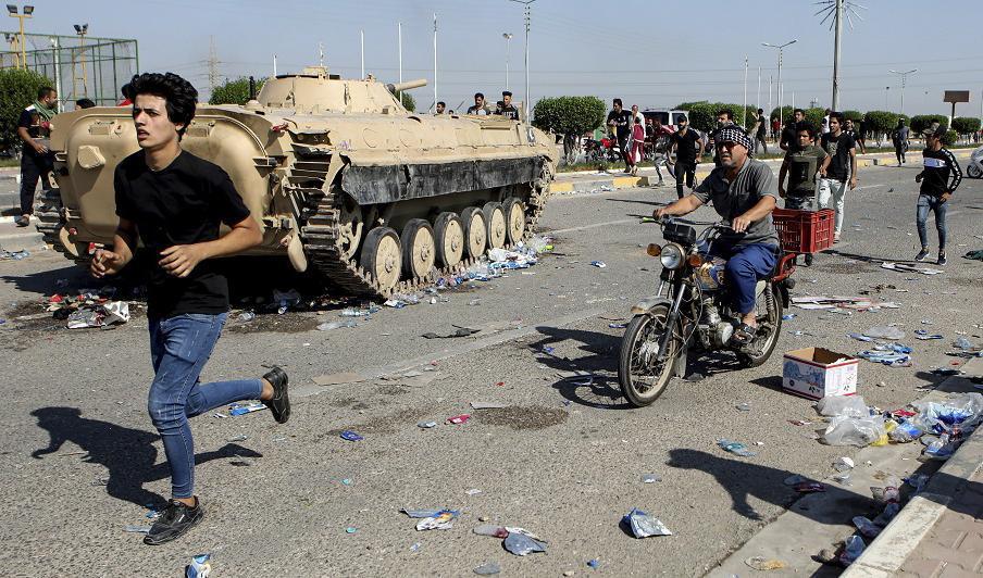 Irakiska säkerhetsstyrkor försöker återöppna den viktiga oljehamnen i Umm Qasr i Persiska viken den 5 november. Hamnen blockeras av demonstranter. Foto: Nabil al-Jurani/AP/TT