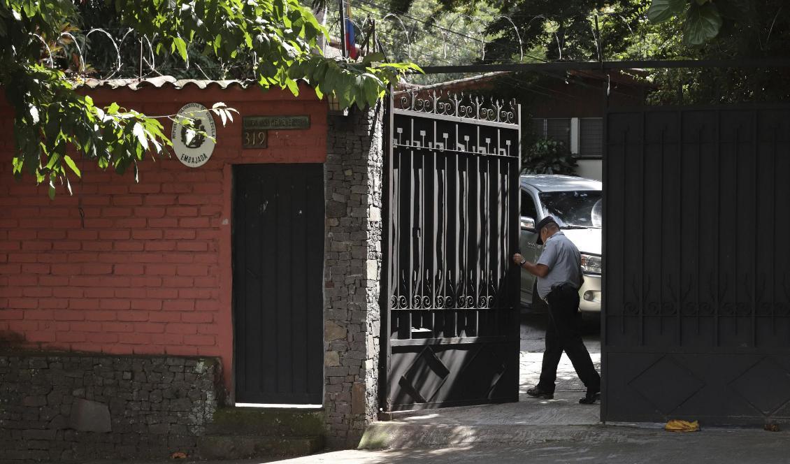 En vakt öppnar grindarna till Venezuelas ambassad i San Salvador i El Salvador. Foto: Salvador Melendez/AP/TT