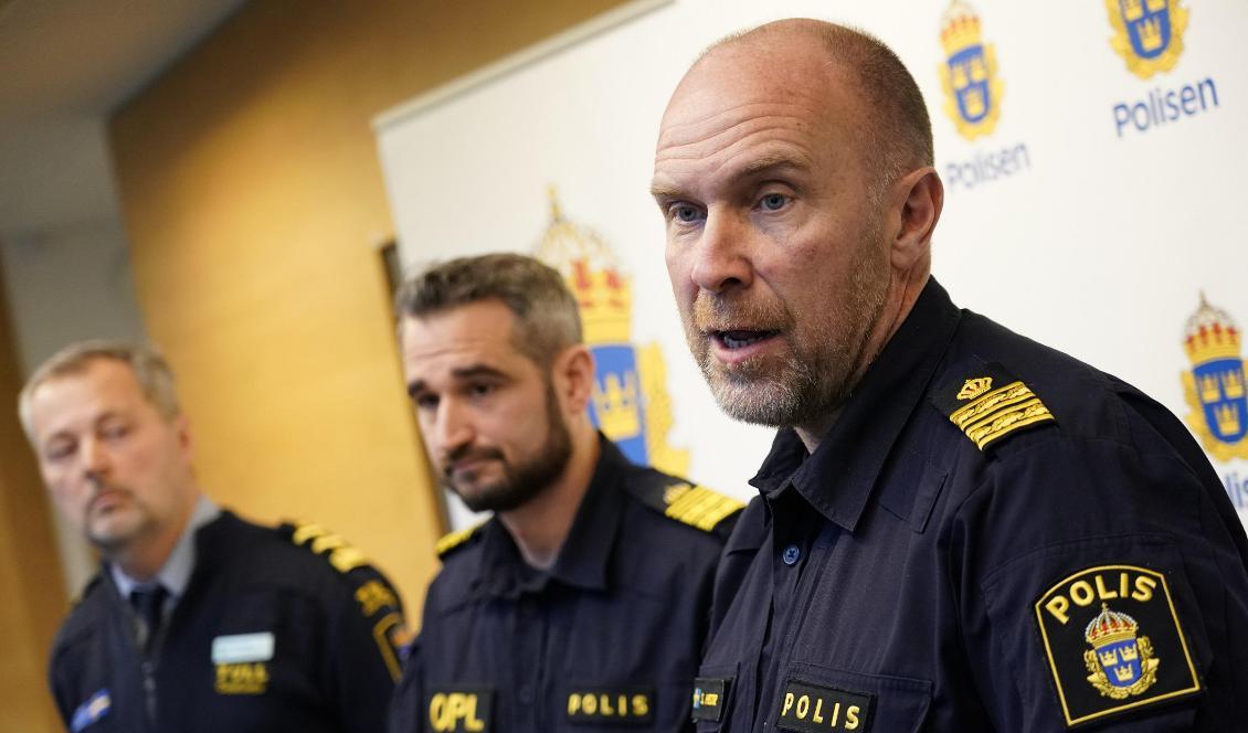 Stefan Hector (till höger), operativ chef på polisens Nationella operativa avdelning och kommenderingschef för Operation rimfrost, håller pressträff i Malmö tillsammans med Nico Miselli, operationsledare för rimfrost i region Syd (i mitten) och Lars Bäckström, gränsskyddschef på Tullverket i södra Sverige. Foto: Johan Nilsson/TT