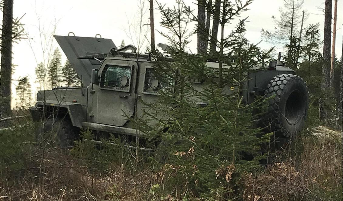 Bilen hittades i skogen norr om Möklinta i Sala kommun. Foto: Polisen