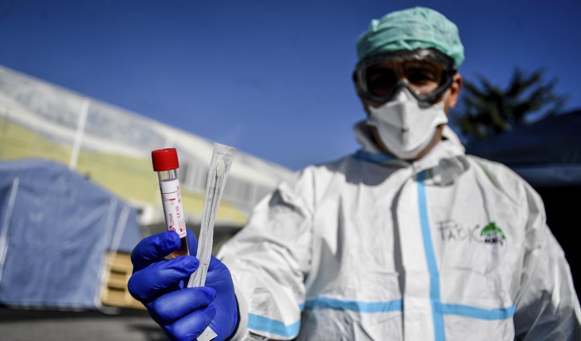 Ett testkit för coronavirus visas upp utanför en nödmottagning vid ett sjukhus i Brescia i norra Italien. Landet har nu mist över 630 personer i virusutbrottet. Foto: Claudio Furlan/LaPresse/AP/TT