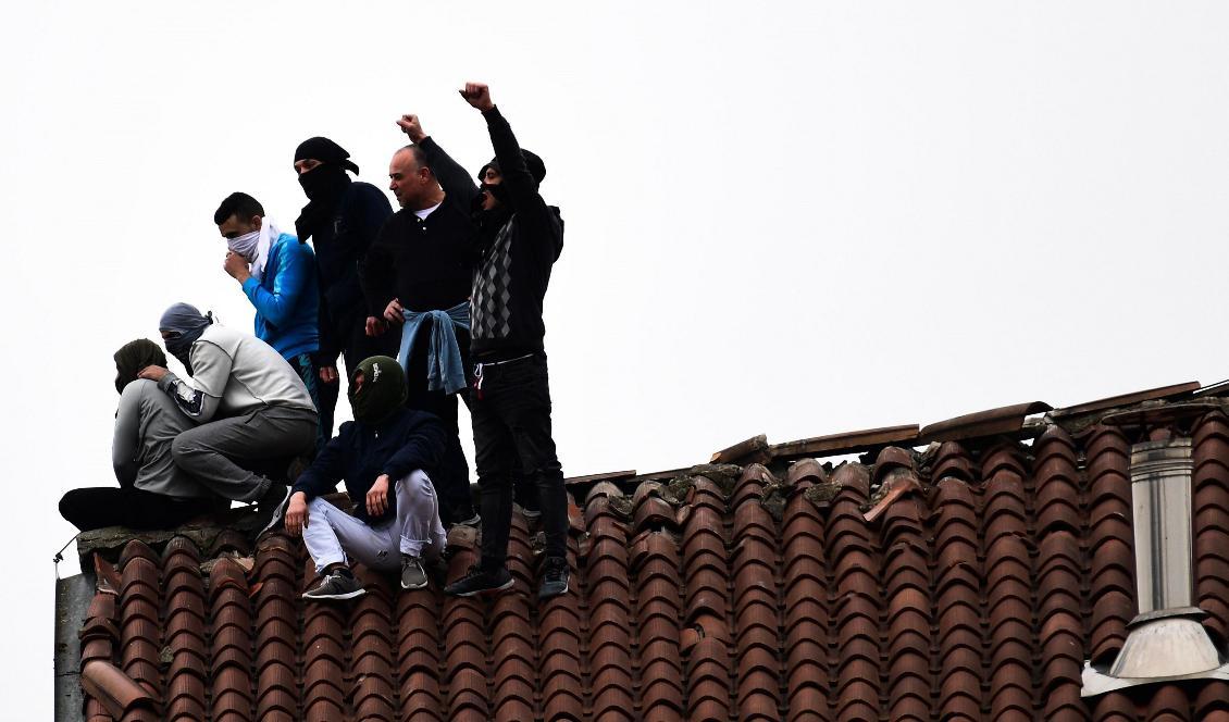 Fångar på taket vid San Viltore-fängelset i Italien den 9 mars 2019. Foto: Miguel Medina/AFP via Getty Images